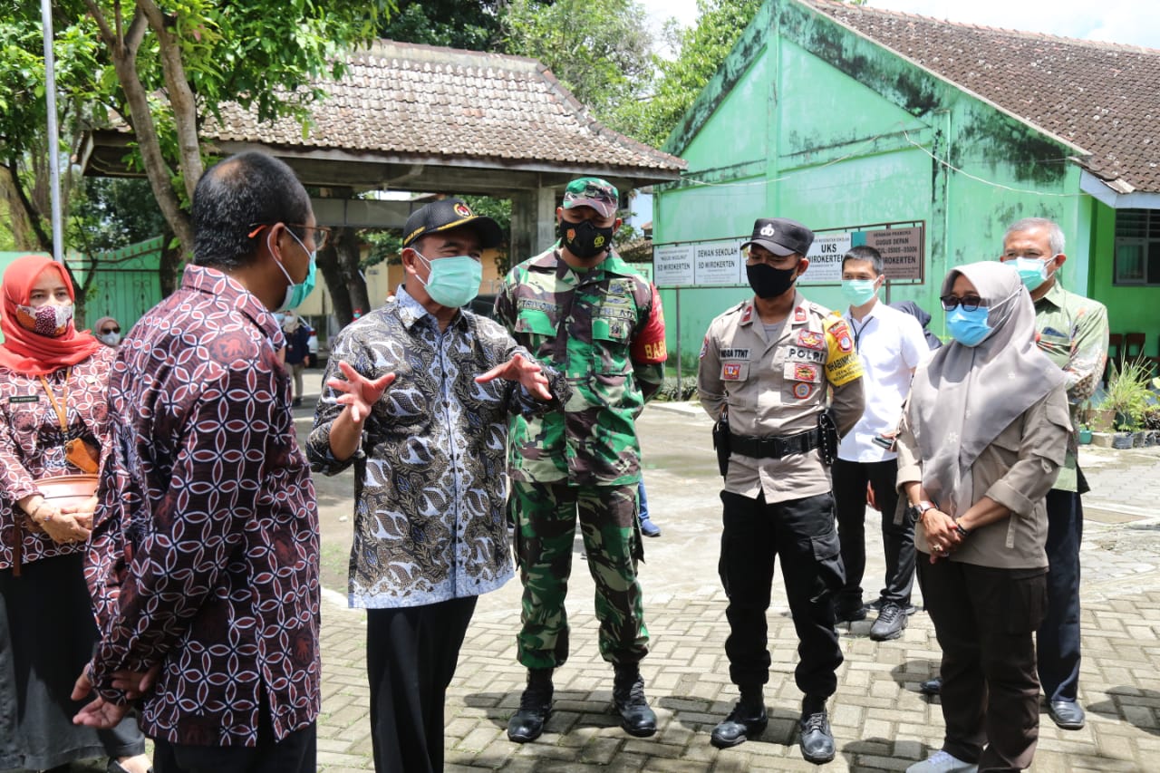 Menko PMK saat meninjau PPKM Mikto di Yogyakarta