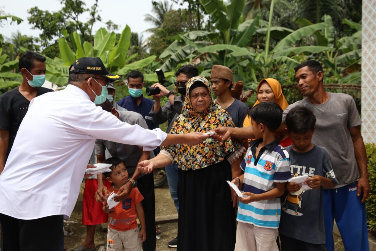 Ilustrasi Dana Desa. Menko PMK Muhadjir Effendy memberikan masker kepada masyarakat.