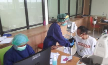 Warga lansia saat melakukan vaksinasi COVID-19