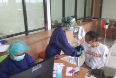 Warga lansia saat melakukan vaksinasi COVID-19