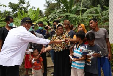 Ilustrasi Dana Desa. Menko PMK Muhadjir Effendy memberikan masker kepada masyarakat.