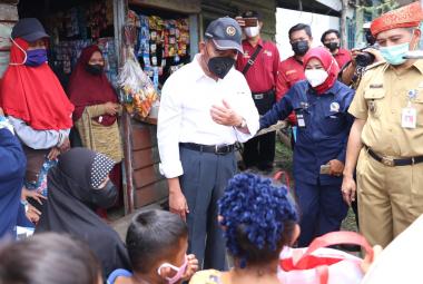 Tinjau Langsung Bansos di Pekanbaru, Pastikan Penyaluran Tepat Sasaran